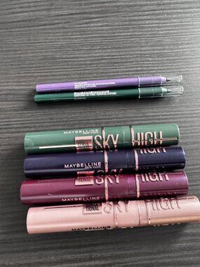 Multi-coloured Maybelline mascara set #makeup